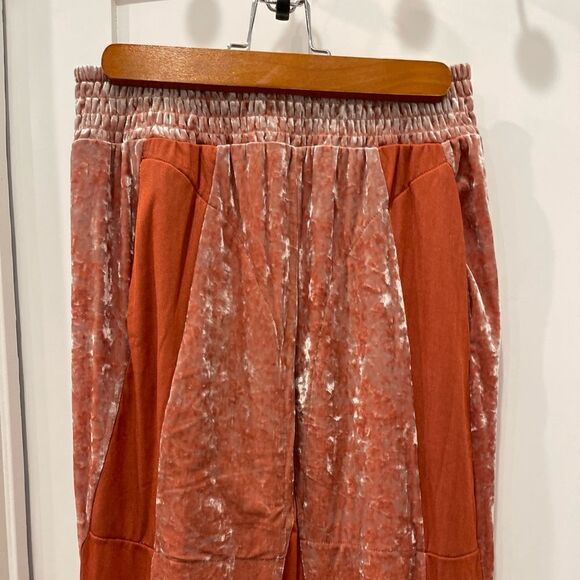 We are HAH 1 track mind pants in Rose
Crushed Velvet.Size S - Picture 10 of 14